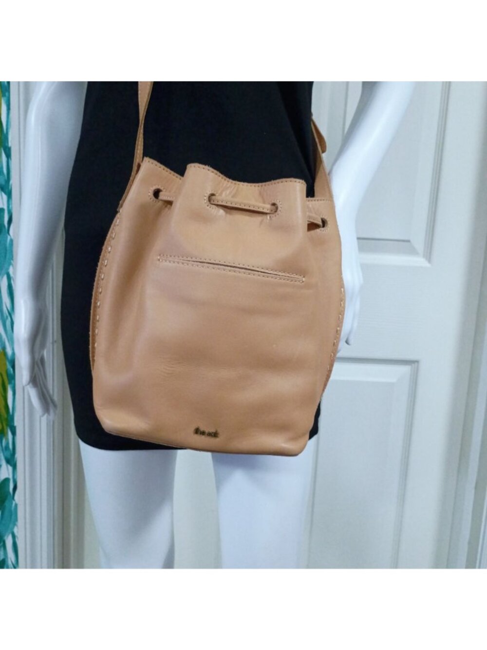 The Sak Leather Crossbody Drawstring Bucket Bag Tan Adjustable Strap - Picture 7 of 14
